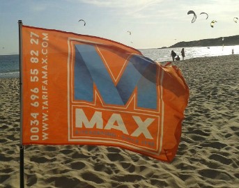 Bandera Tarifa Max en la playa de Los Lances, escuela de kitesurf en Tarifa.