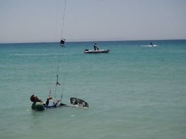 Curso kitesurf Tarifa Max con barco de asistencia, en la Playa de Los Lances Norte en Tarifa, Cadiz, Andalucia. Conatacto 696 558 227 - info@tarifamax.net 